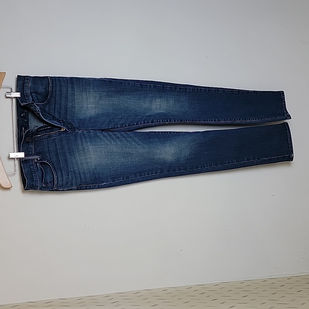 Lucky Brand Jeans. Size 30x32. Slightly slim fit.